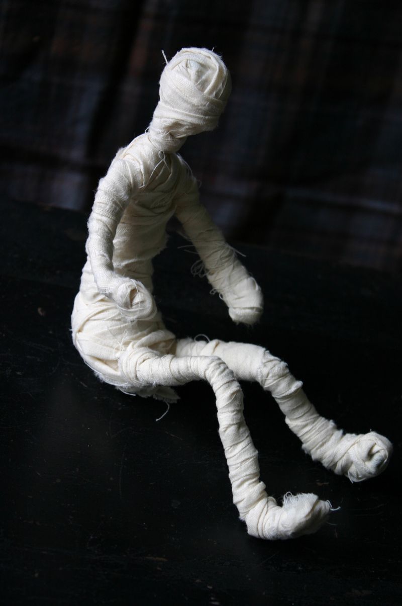 Halloween Craft: DIY Movable Mummies 2
